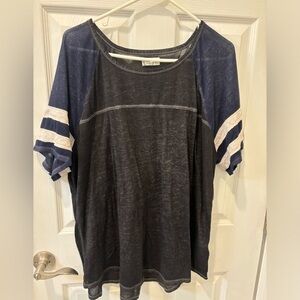 10/$20🔥Maurices‎ T shirt